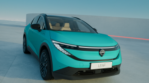 Der elegante Nissan LEAF fährt auf einer Straße.