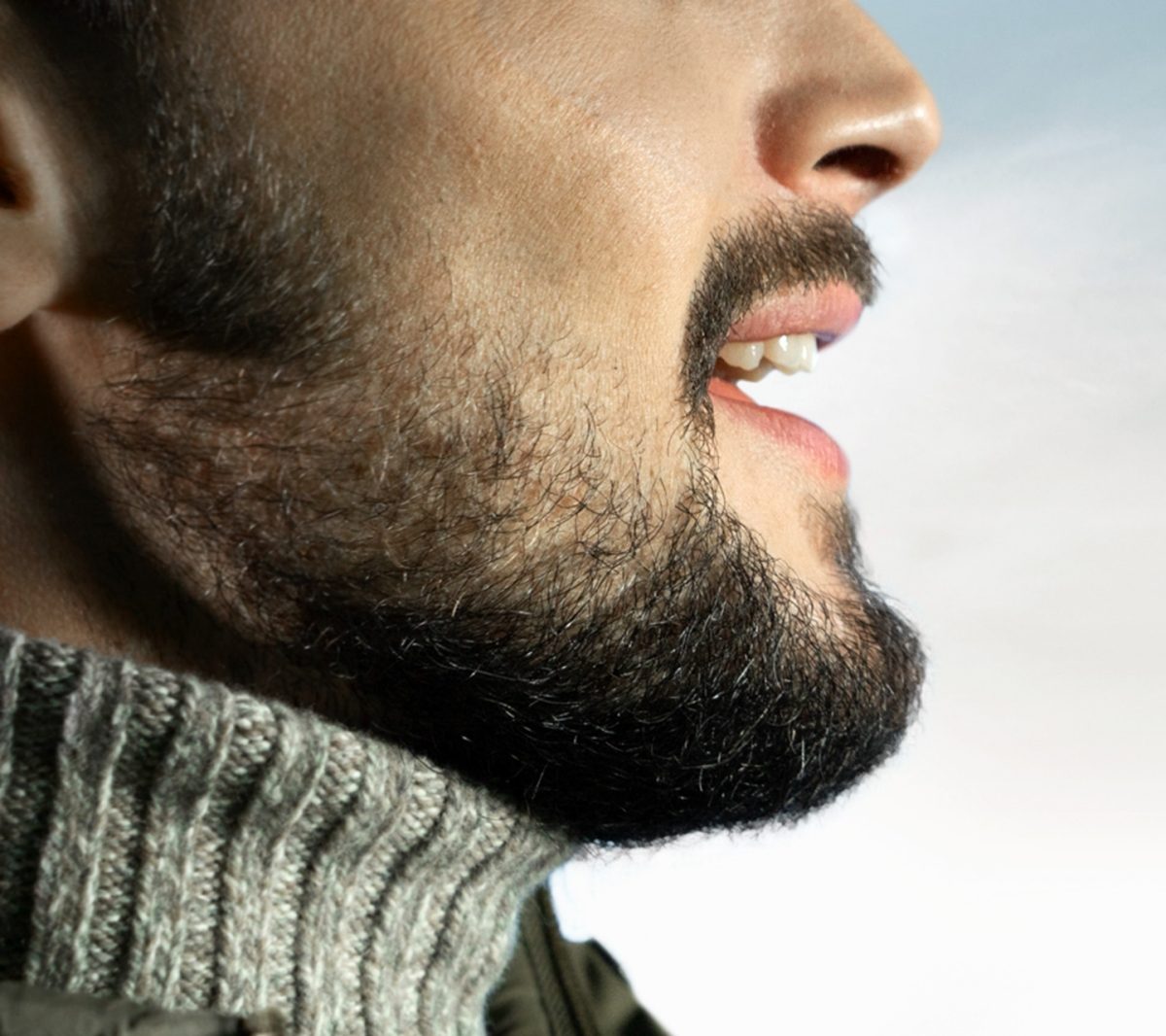 Nissan ARIYA bílstjóri notar Amazon Alexa þjónustuna með raddskipunum