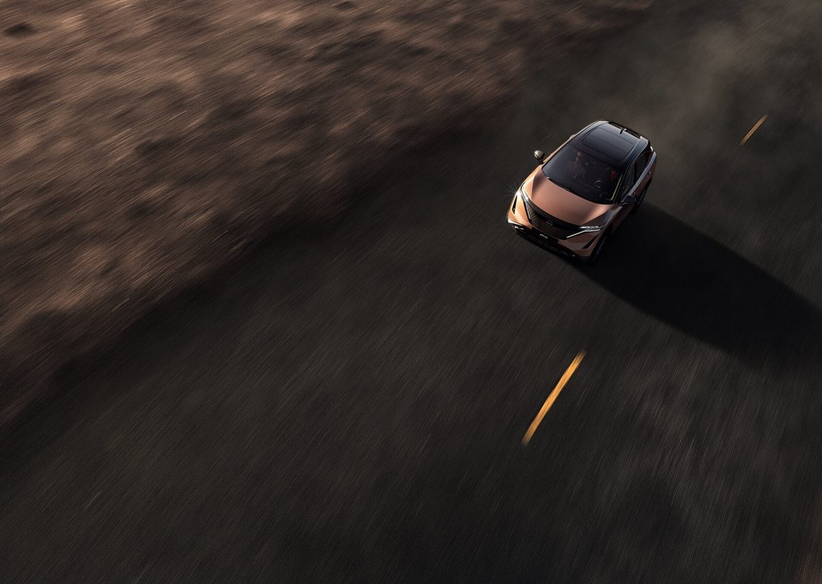 Nissan X-trail SUV hybrid og barn som leker i skogen