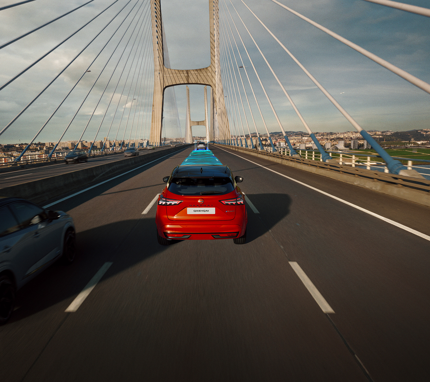 Eine Frau fährt in einem Nissan Qashqai auf der Autobahn