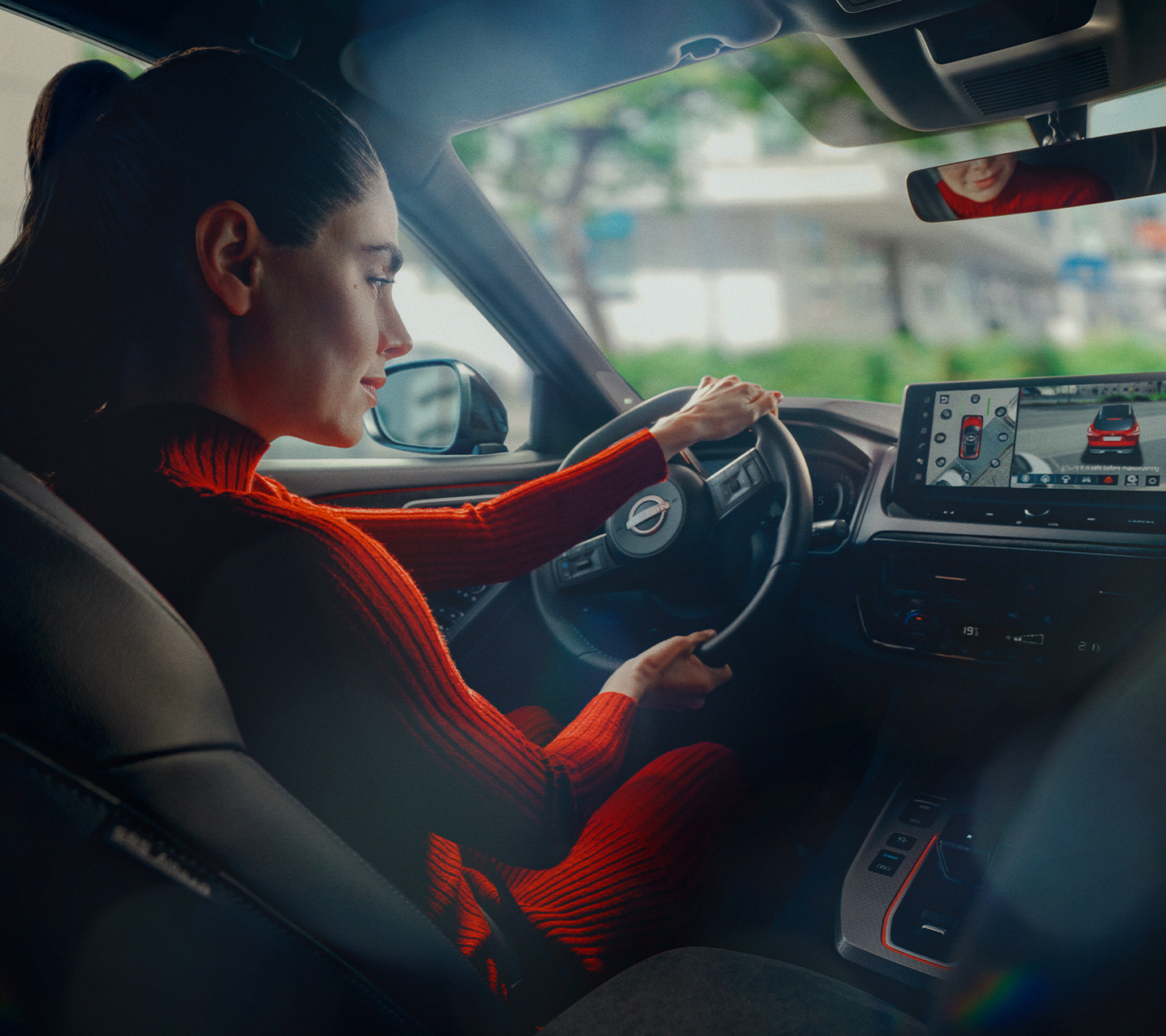 Eine Frau legt in einem Nissan Qashqai den Sicherheitsgurt an