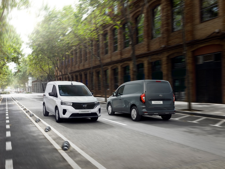 Nissan Townstar Kastenwagen: Zwei Lieferwagen fahren auf der Straße aneinander vorbei