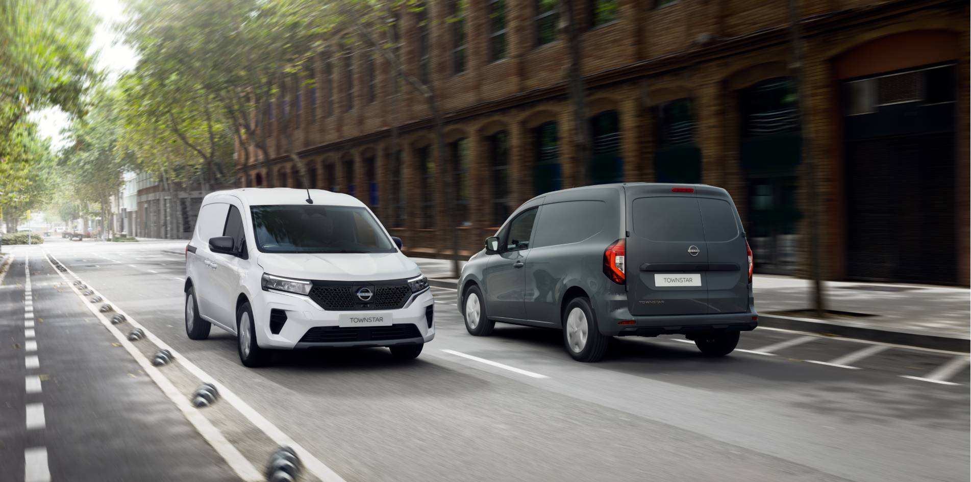 Nissan Townstar Kastenwagen: Zwei Lieferwagen fahren auf der Straße aneinander vorbei