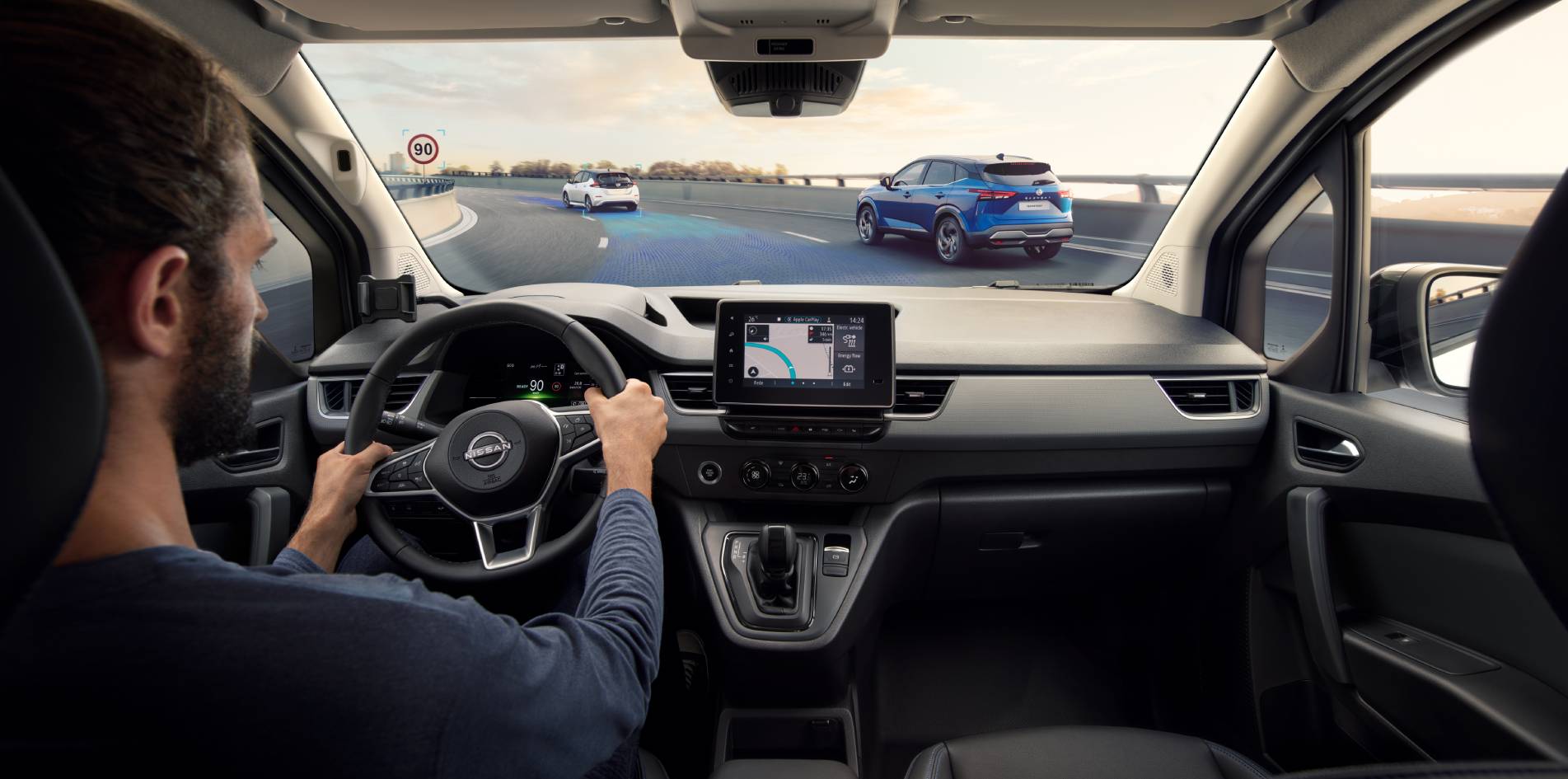 Innenaufnahme des Armaturenbrettes im Nissan Townstar, ein Mann sitzt am Steuer
