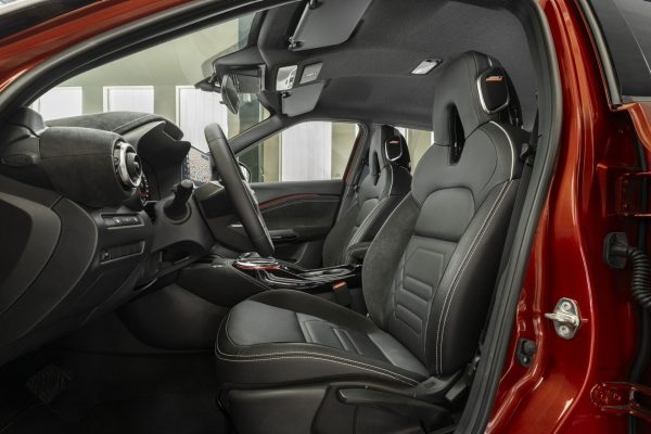 Rdeči Nissan Juke - sprednja sedeža v črnem usnju, pogled skozi odprta sovoznikova vrata