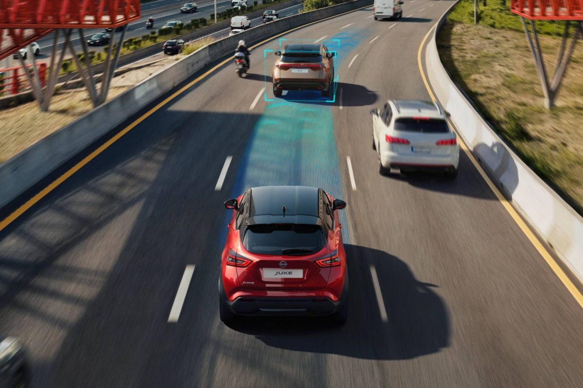 Nissan Juke Heckansicht, Aufnahme während der Fahrt auf einer Stadtautobahn