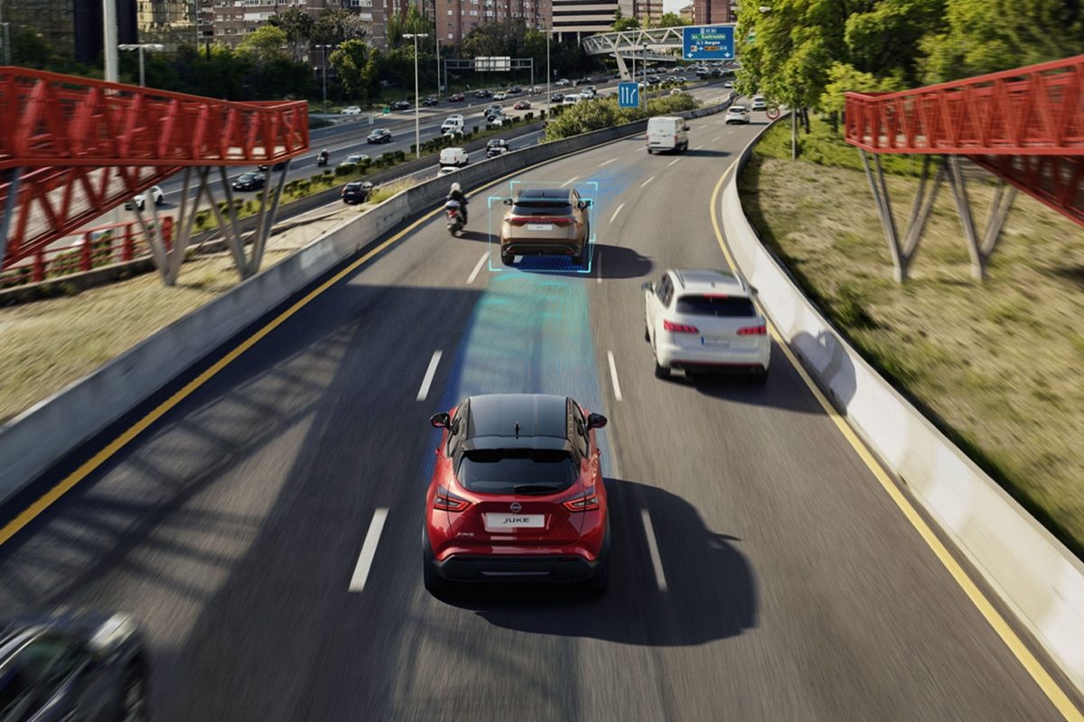 Nissan Juke vu de l’arrière sur voie rapide urbaine
