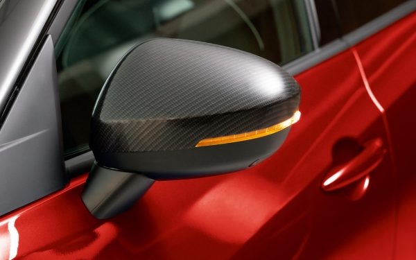Cobertura dos espelhos retrovisores em preto carbono do Nissan Juke