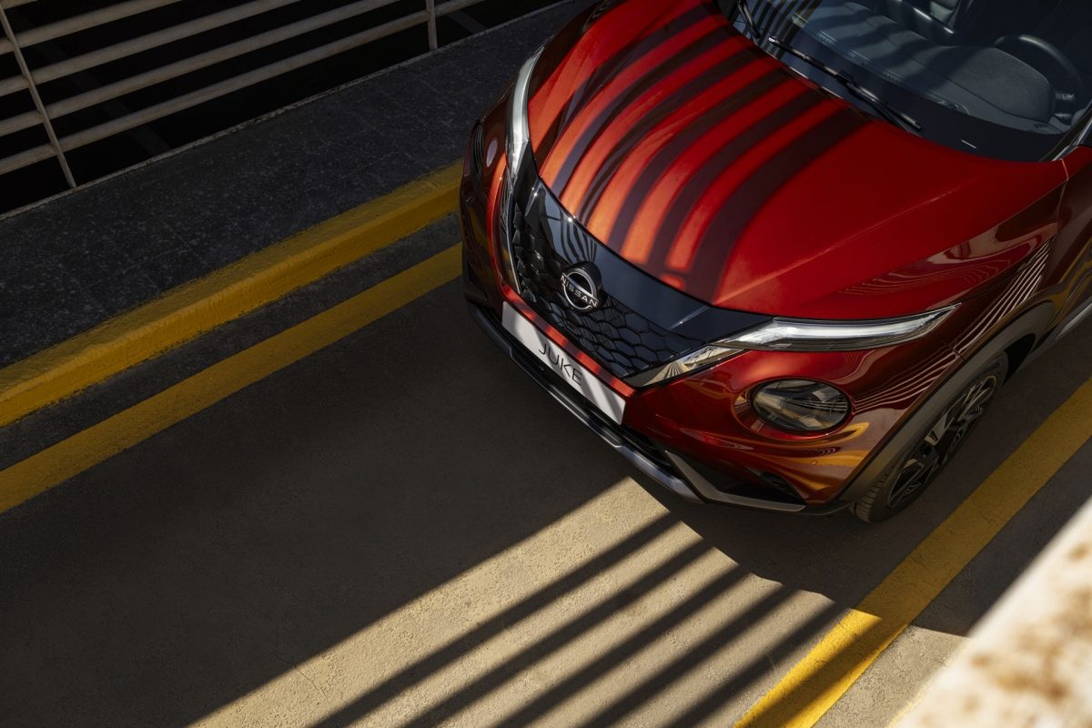 Nissan Juke 3/4 vue de face stationné devant un mur avec des ballons jaunes