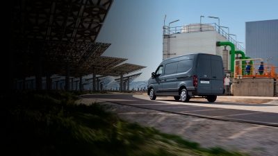 Nissan-hyötyajoneuvokeskus:  Interstar kuvattuna takaviistosta