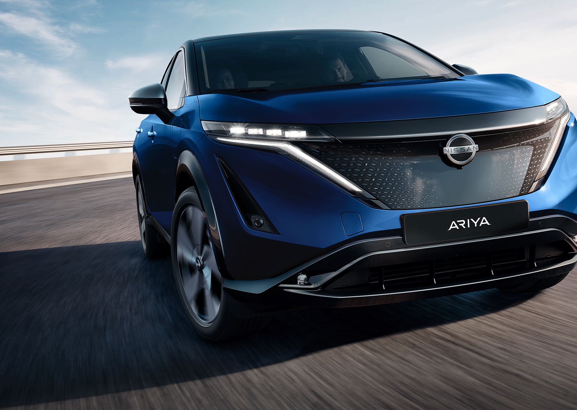 Nissan ARIYA priekšpuses skats uz sniegota autoceļa