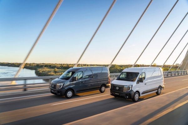 Bilde av en Nissan Interstar varerbil og Nissan Interstar-e elvarebil som kjører side om side på en bru