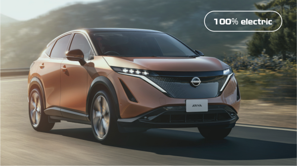 Le superbe Nissan ARIYA sur une route de montagne