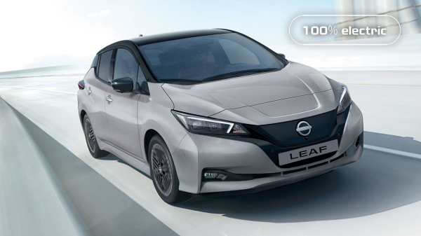 L’élégante Nissan LEAF sur une route.