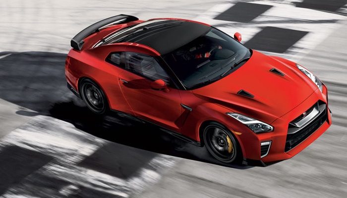 Sarkans Nissan GT-R NISMO sacīkšu trasē.