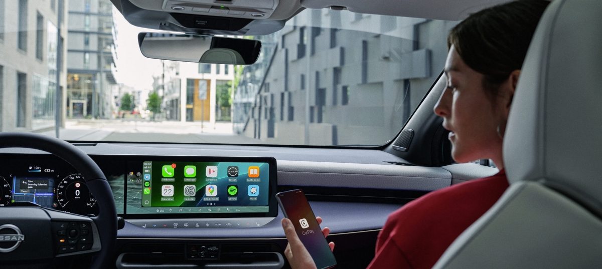 Matkustaja Nissan LEAFissä