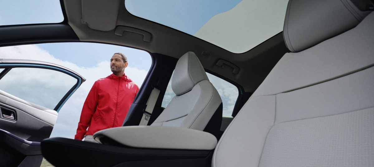 Priekinės naujojo „Nissan LEAF“ sėdynės ir užtemstantis stiklinis panoraminis stogas.