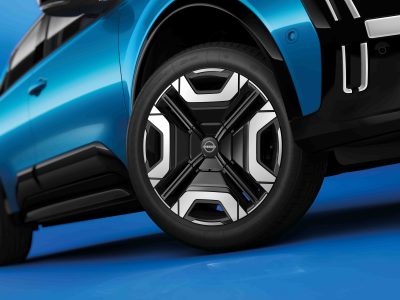 Bilde av en blå Nissan MICRA elbil