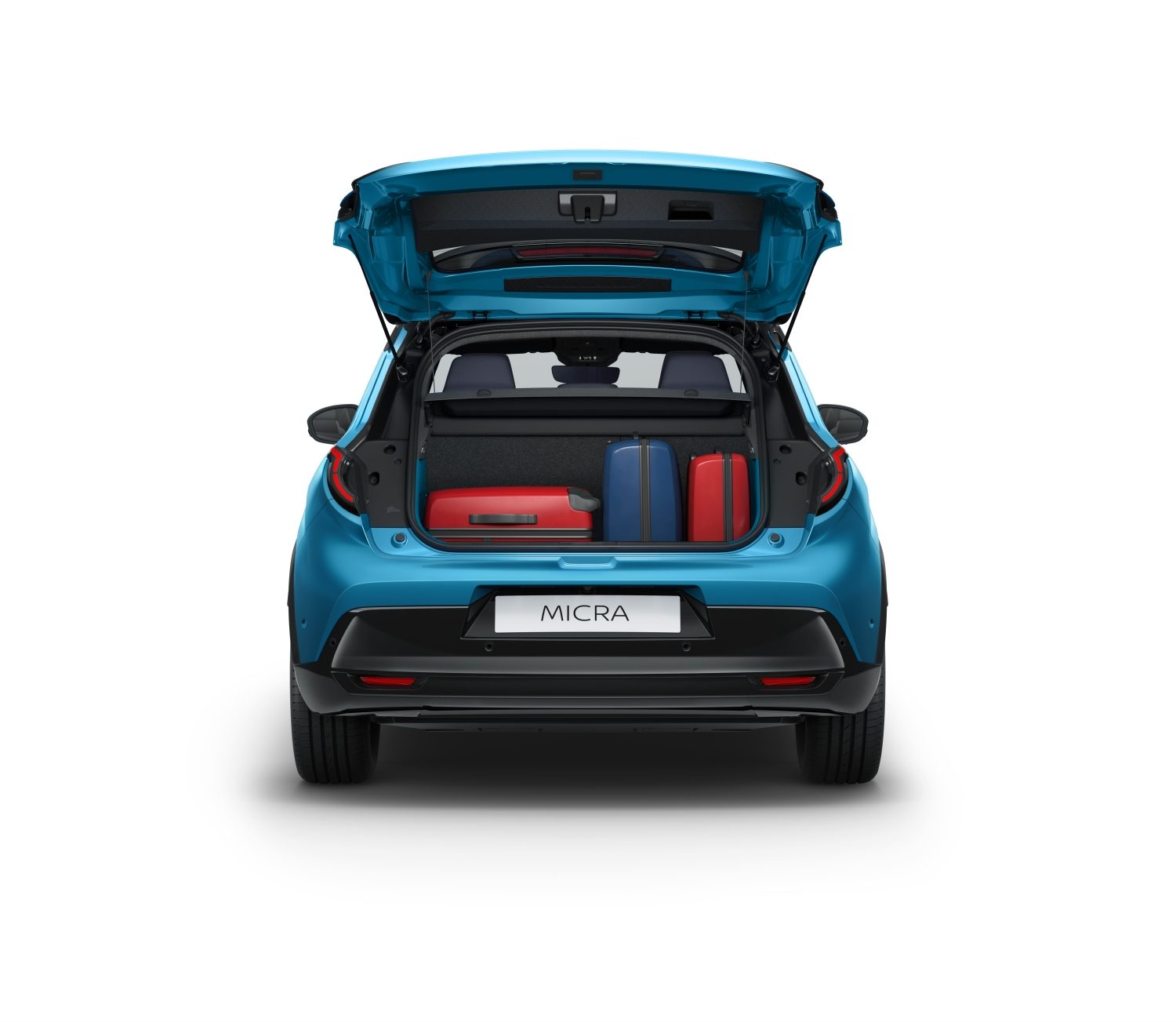 Nissan MICRA har et bagagerum på 326 liter. Som vist på billedet er der plads til flere kufferter, hvilket gør bilen velegnet til både hverdag, pendling og weekendture.