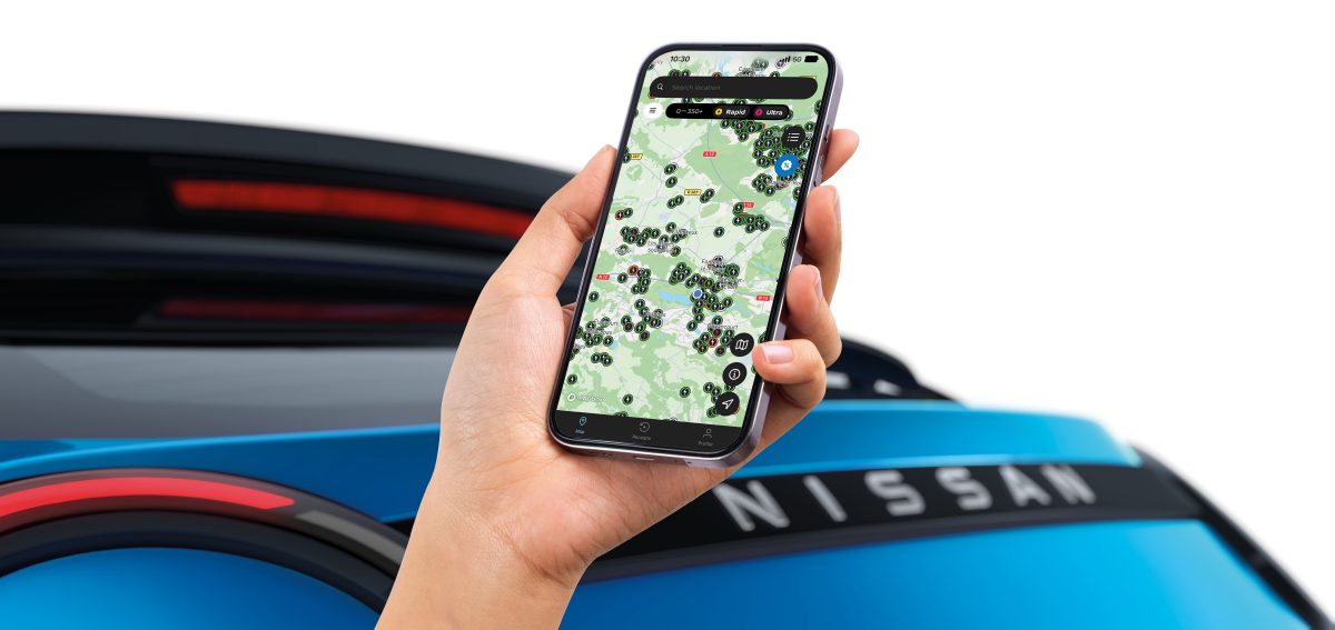 Smarttelefonskjerm som viser Nissan Charge app og Nissan MICRA