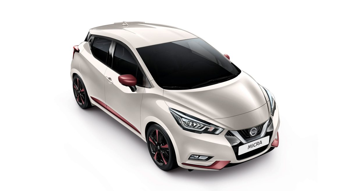 Nissan MICRA N-Style argent avec pack extérieur bordeaux, vue 3/4 de l’avant en plongée