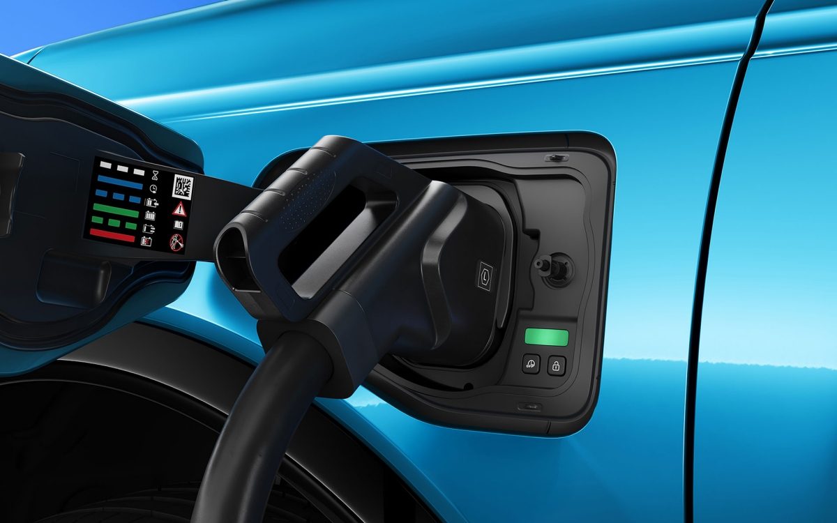 Blå Nissan MICRA elbil som lader