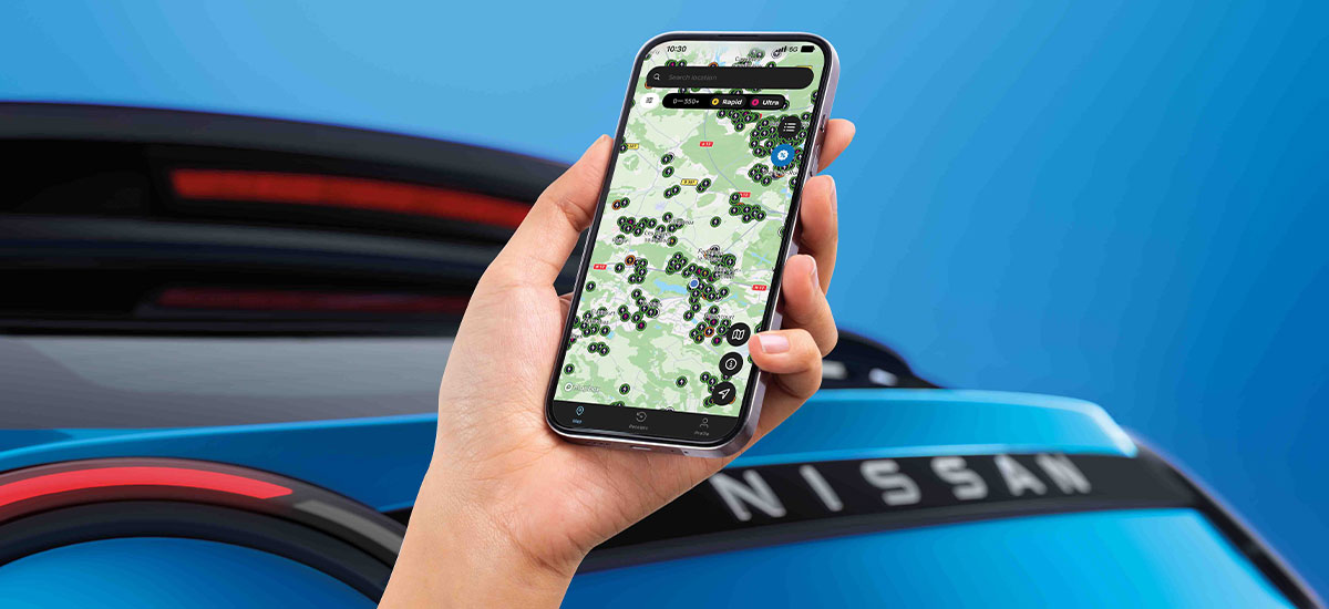 Nissan Ariya stor elbil, SUV og familiebil som lader om natten