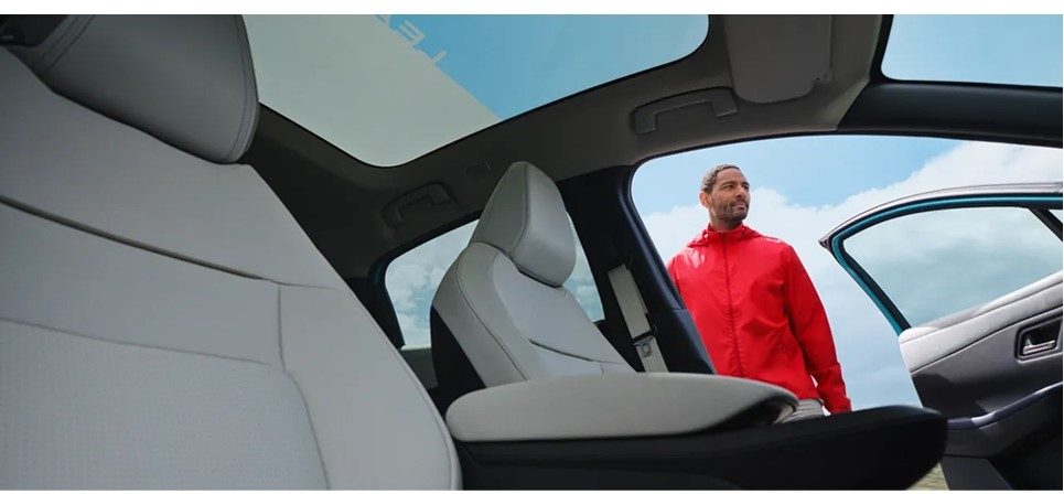 Front seats and interior dashboard view