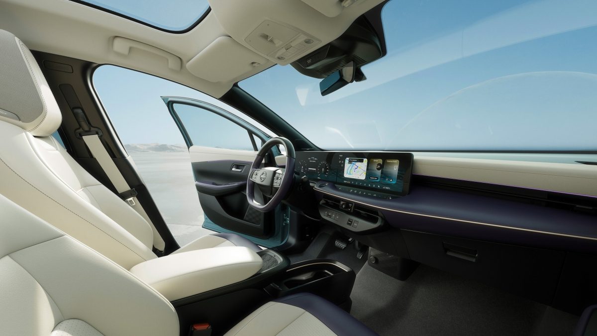 Nissan LEAF - unutrašnjost s upravljačem na lijevoj strani i širokim zaslonima na armaturnoj ploči