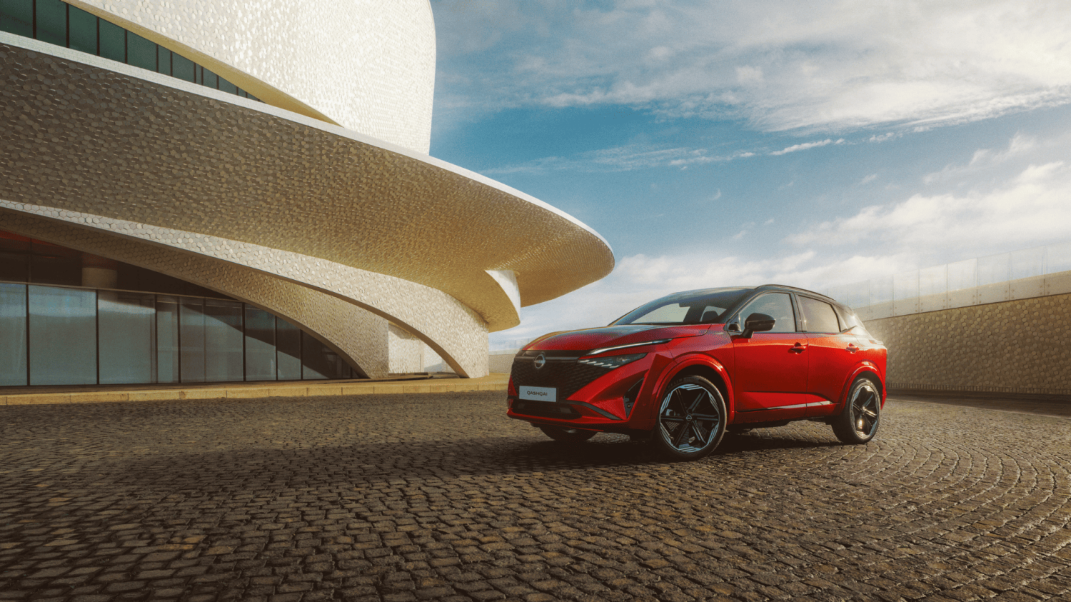 Visión lateral del Nuevo Nissan Qashqai de motorización e-POWER con mujer acercándose al vehículo.