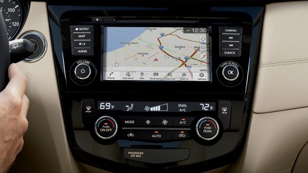 Colagem de várias funcionalidades do Nissan X-TRAIL - NissanConnect