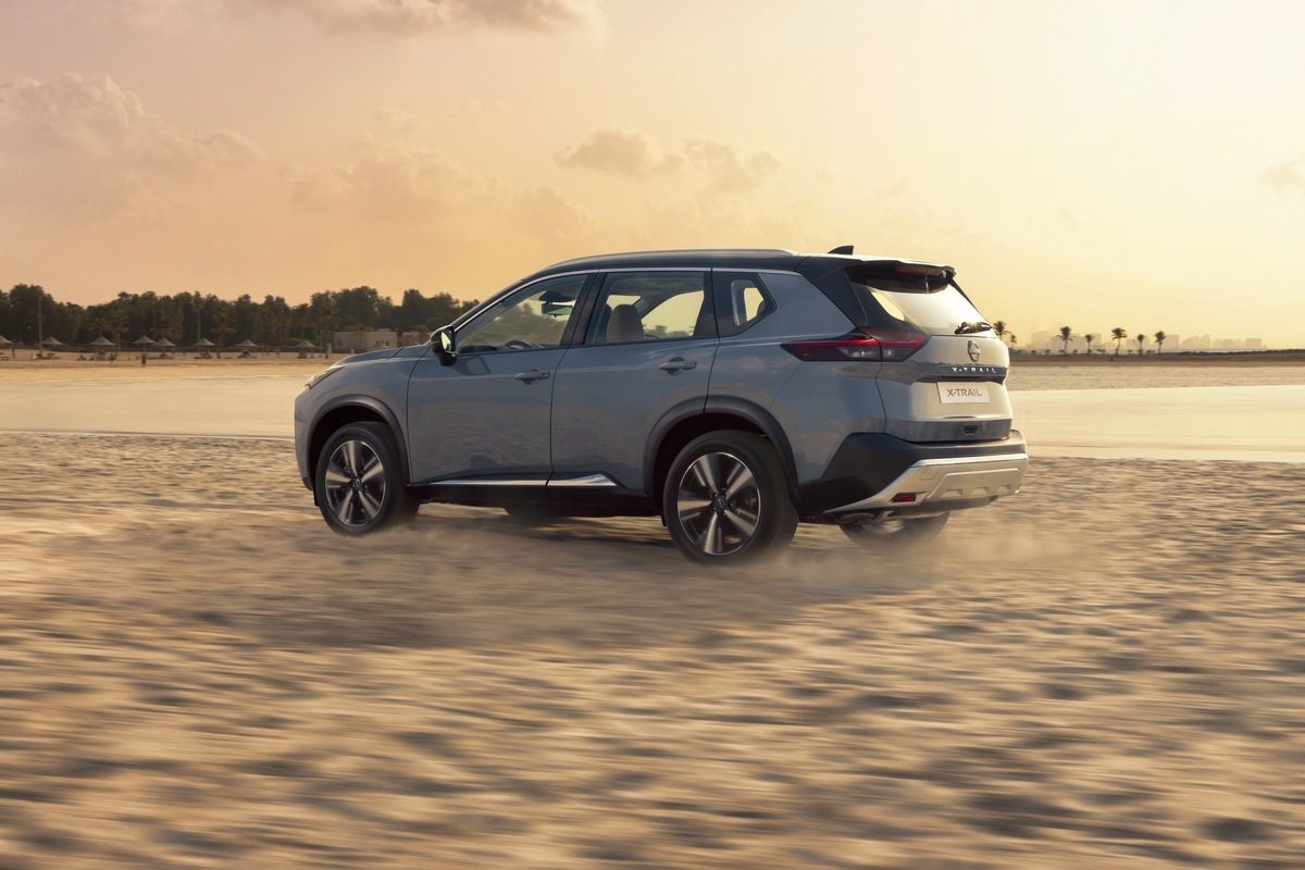 X-TRAIL in beach