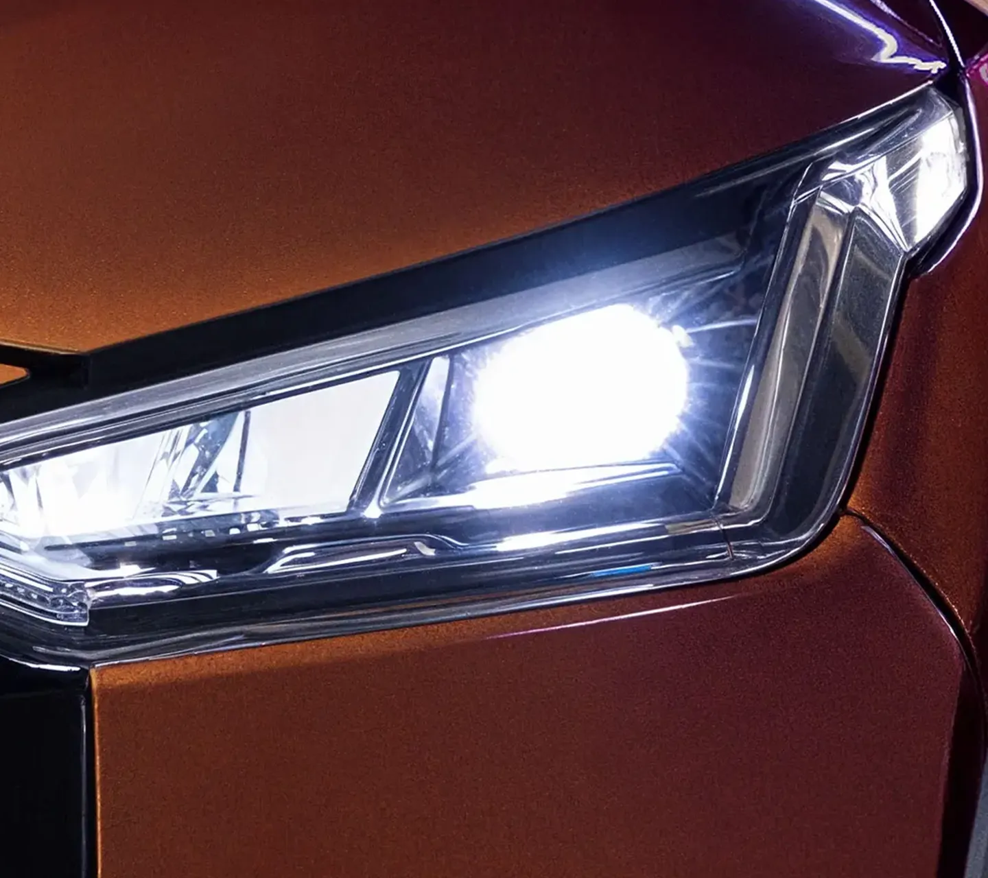 LED BI-Projector Auto Headlamps with LED Lightsaber Turn Indicator