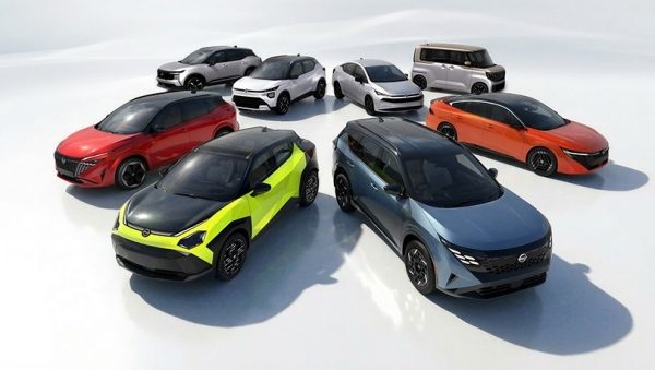 Bilde av nye Nissan JUKE elbil sammen med en rekke andre Nissan bilmodeller