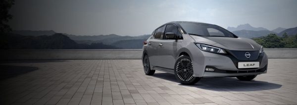 Der elegante Nissan LEAF auf einer Strasse.