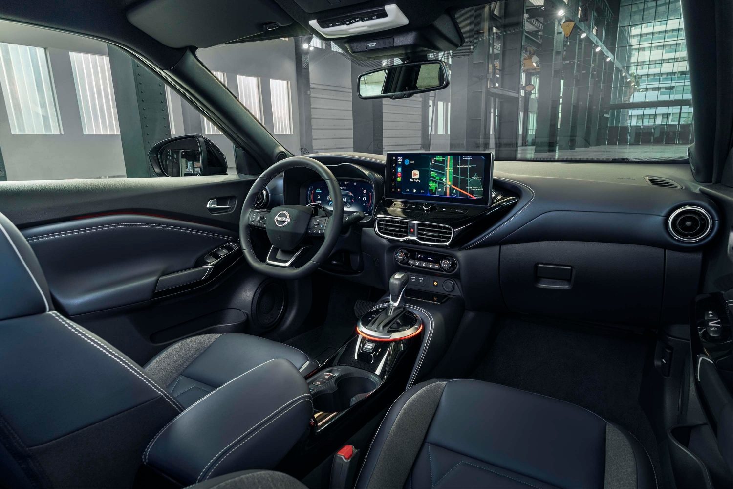 Vy framifrån av interiören i Nissan JUKE med passagerare