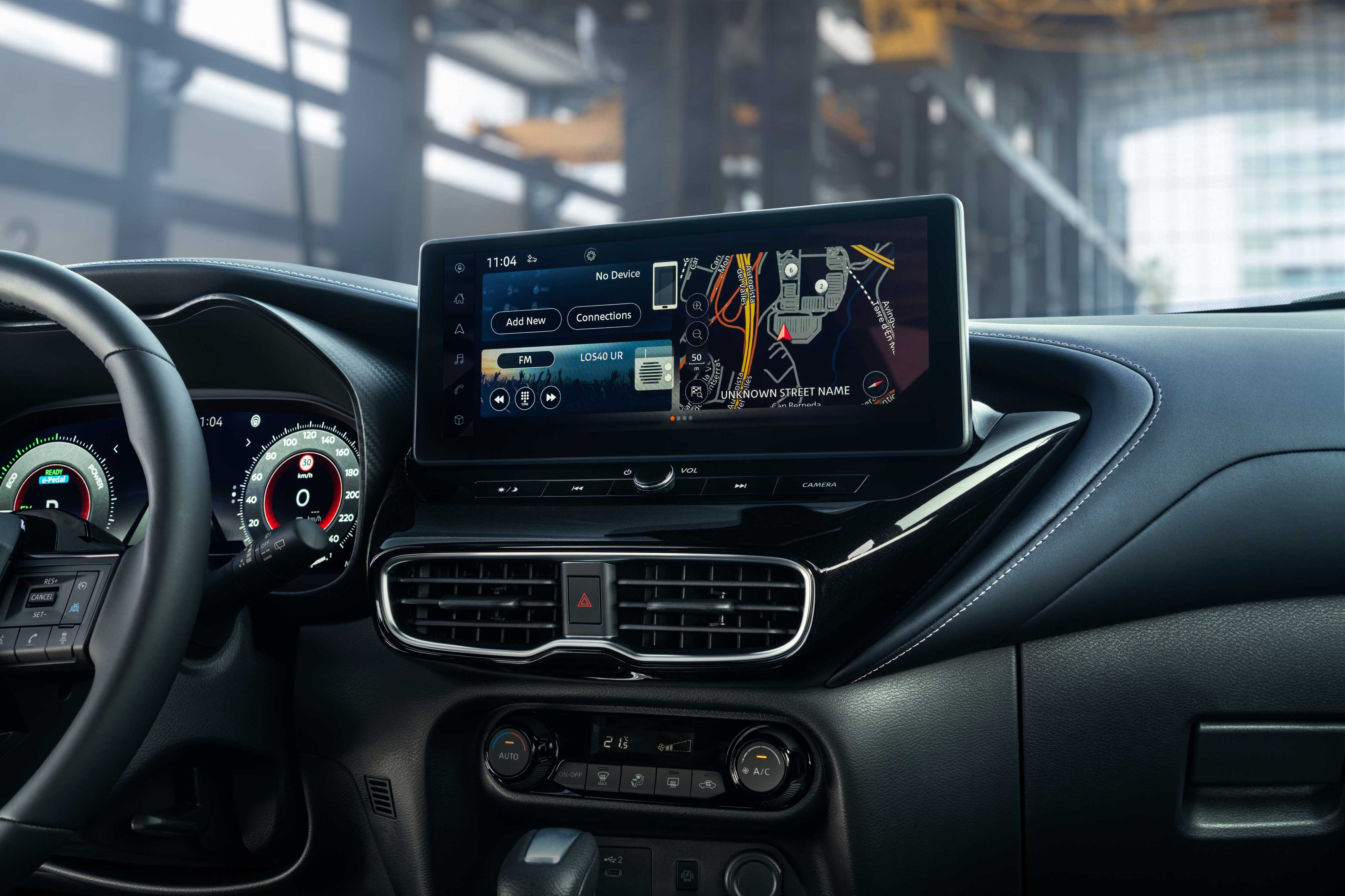 Nissan JUKE Hybrid SUV instrumentbräda framifrån som visar NissanConnect-skärm
