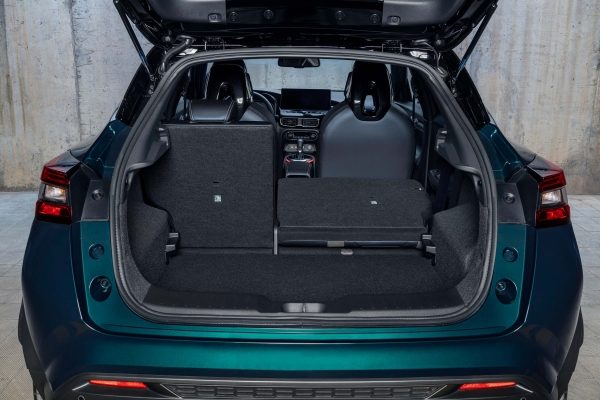 Nissan JUKE bakifrån med öppen bagagelucka