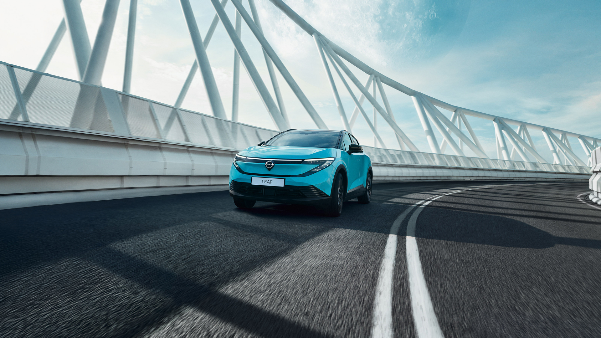 Bilde av en turkis Nissan LEAF elbil SUV med lang rekkevidde