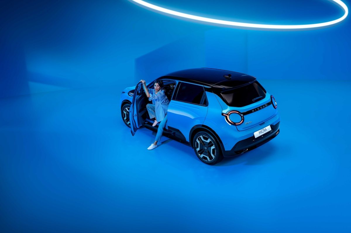 Bilde av blå Nissan Micra liten elbil bybil småbil