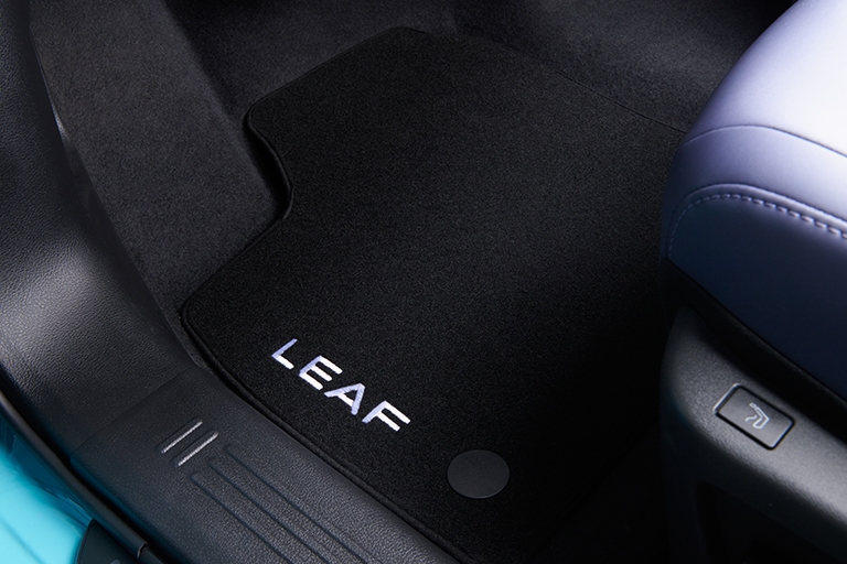 Sorte originale velourmåtter i bæredygtigt materiale til Nissan LEAF kabine.