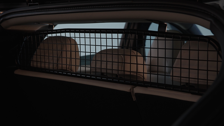 Hundegitter monteret i bagagerummet på bilen, der adskiller kabine og lastrum.