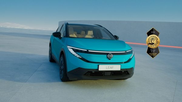 Bilde av en turkis Nissan LEAF elbil og prisvinner av WWCOTY 2026