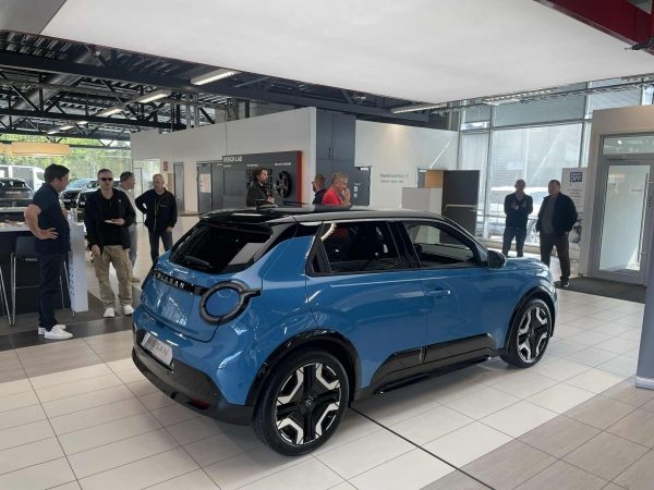 Bilde av en liten blå Nissan MICRA elbil