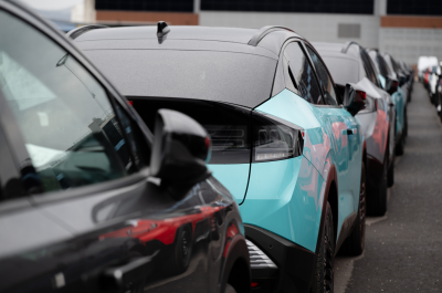Bilde av en blå Nissan MICRA elbil