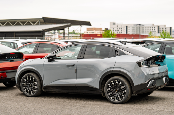 Bilde av en grå Nissan LEAF elbil