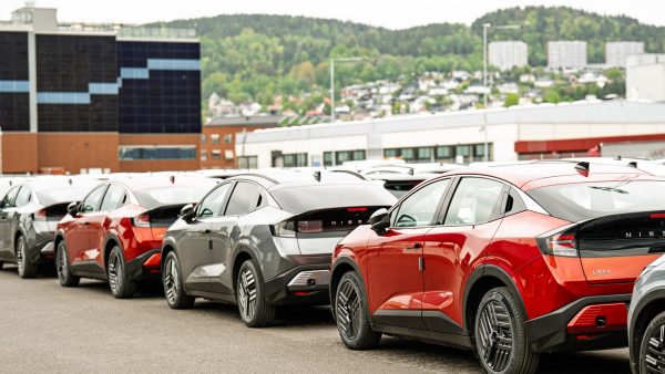 Bilde av Nissan LEAF elbiler som står parkert på Drammen Havn