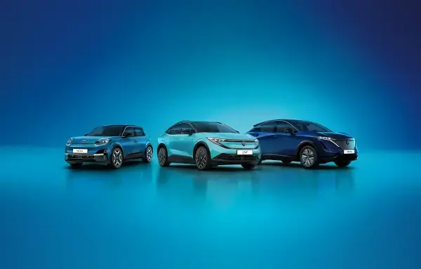 Nissan LEAF elbil som lader batteriet ved en hurtiglader