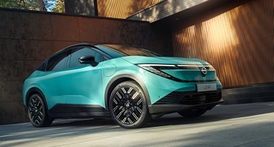 Elegancki Nissan LEAF na drodze.