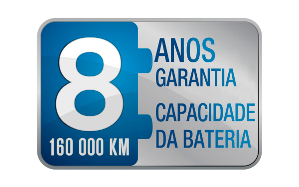 Uma mulher carrega o seu carro numa unidade de carregamento doméstica.